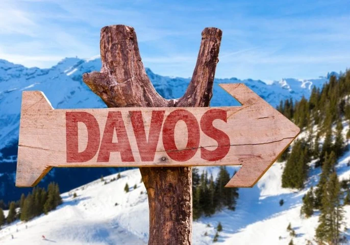 A sign pointing to the right with Davos on it 