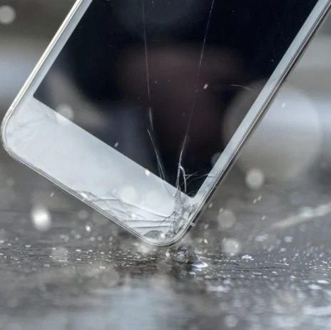 iphone dropping to the floor and smashing
